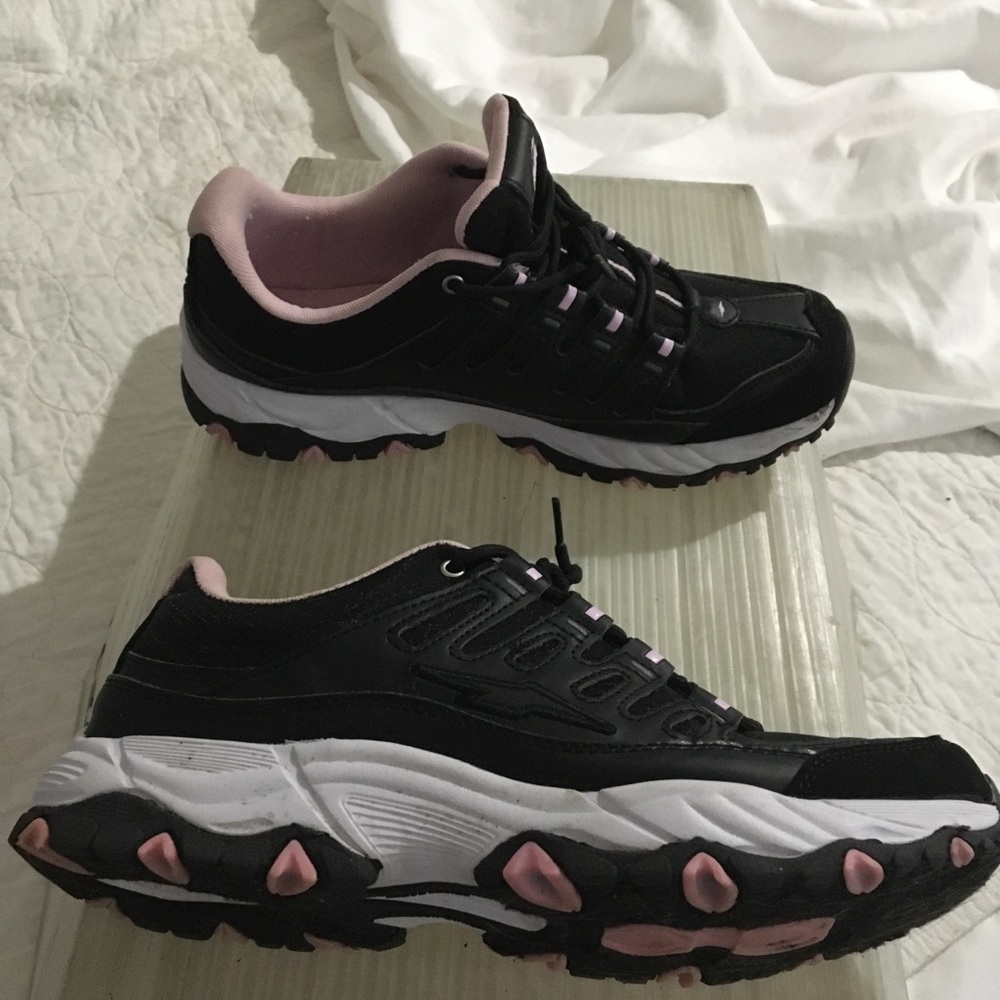 Women’s athletic tennis shoes